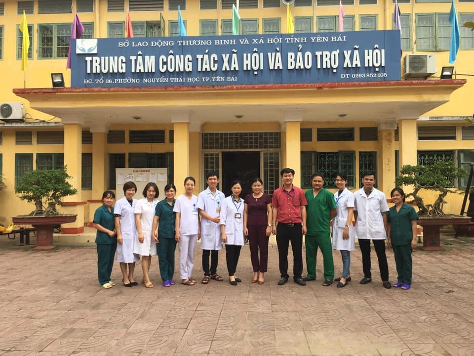 Thầy thuốc trẻ Bệnh viện Tâm thần tham gia hoạt động thăm khám bệnh, tư vấn, cấp thuốc, tặng quà miễn phí cho người già neo đơn, nạn nhân chất độc gia cam và người rối nhiễu tâm trí tại Trung tâm công tác xã hội và bảo trợ xã hội tỉnh Yên Bái.